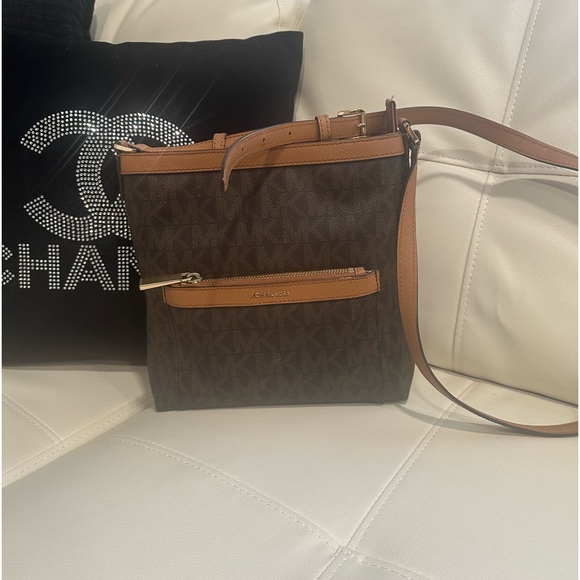 Michael Michael Kors
MORGAN MESSENGER IN SIGNATURE PRINT - Picture 3 of 15